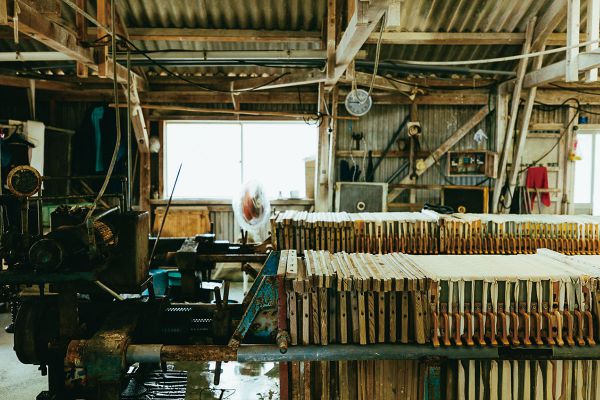 余分な水分をプレスし、板状粘土に仕上げる(=木山陶石の整土工場)