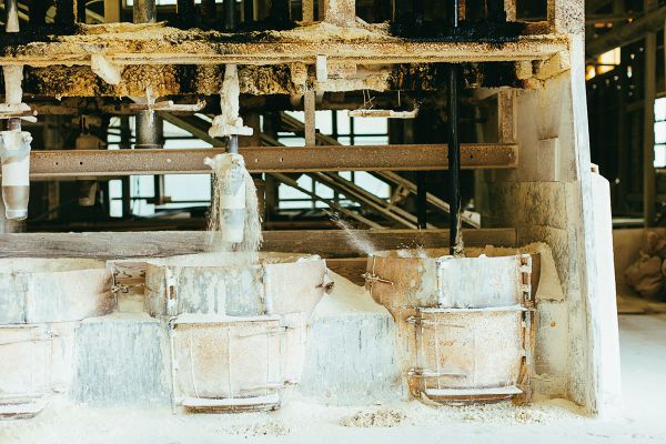 陶石を砕いて細やかな粉末状に(=木山陶石の整土工場)